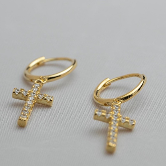 18 K gold plated 925 sterling silver Dazzling Gold Cross Hoop Earrings - Picture 4 of 4